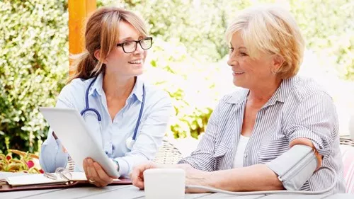 En läkare och en patient som tittar på surfplattan