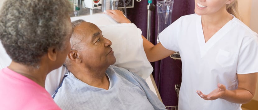 En läkare som pratar med en patient och hans fru