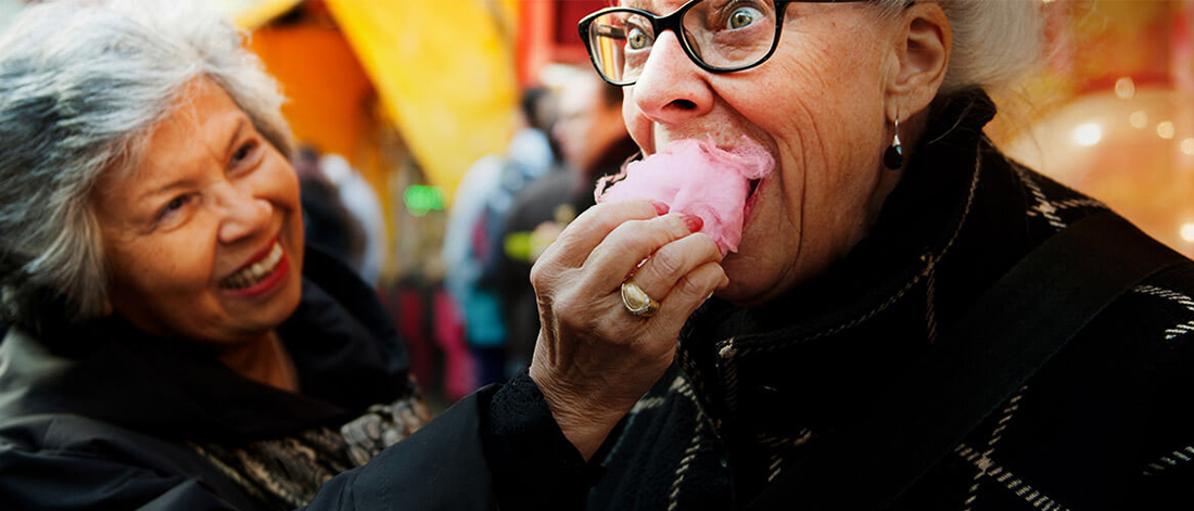 Eine Person, die einen rosa Apfel isst