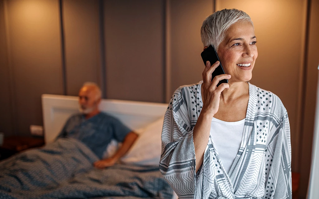 en person som pratar i en mobiltelefon