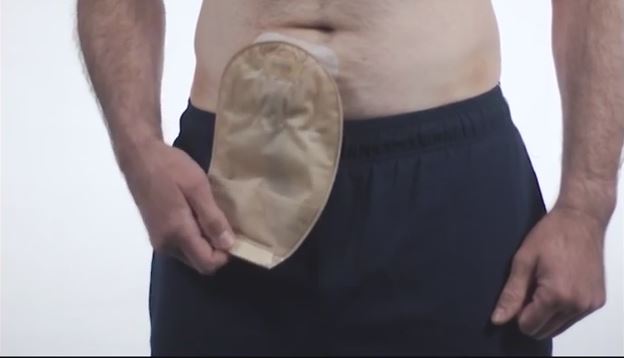 um homem com uma tatuagem no peito