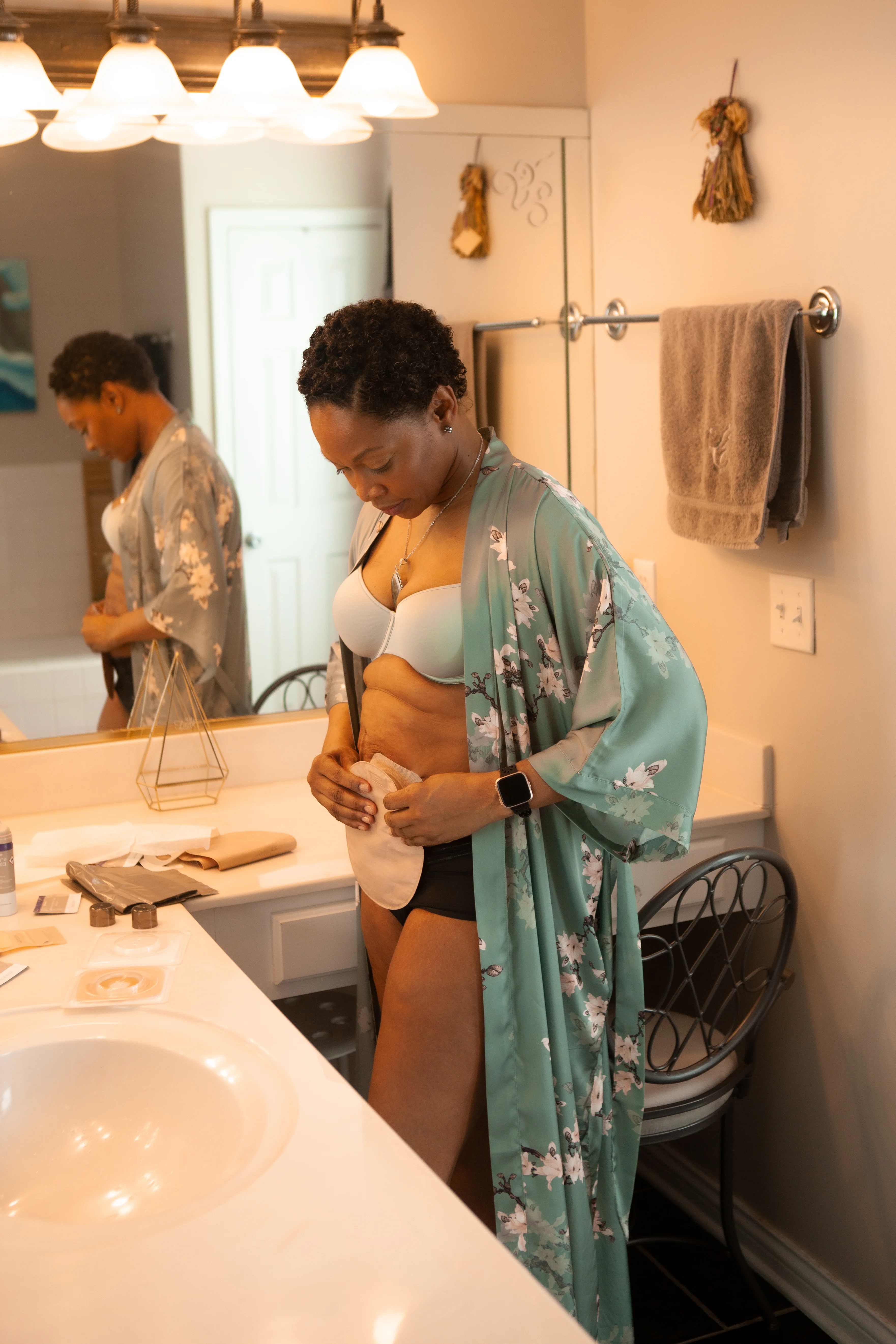 una persona in un vestito in un bagno