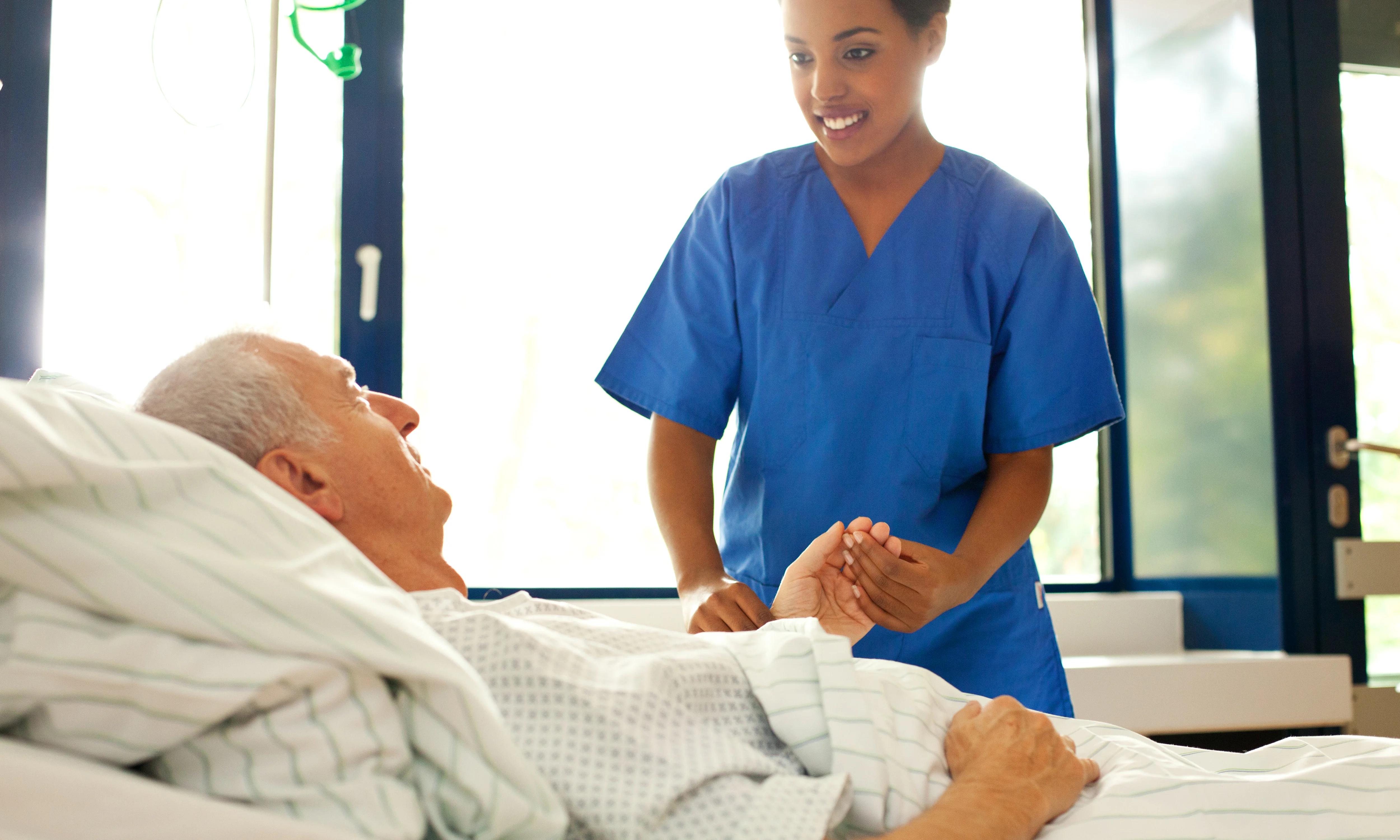 en sjuksköterska som undersöker en patient