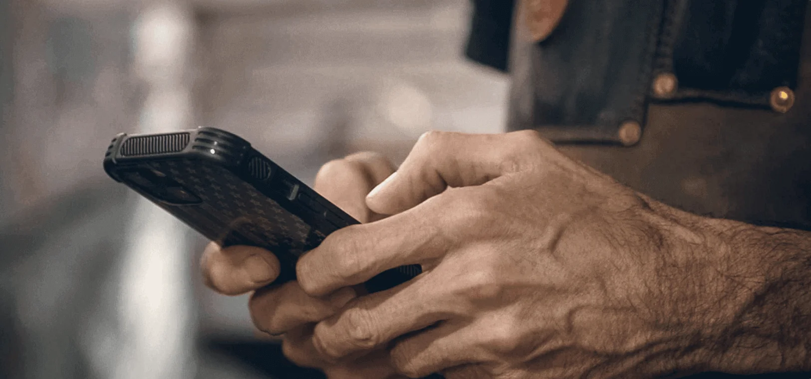en person som håller i en telefon