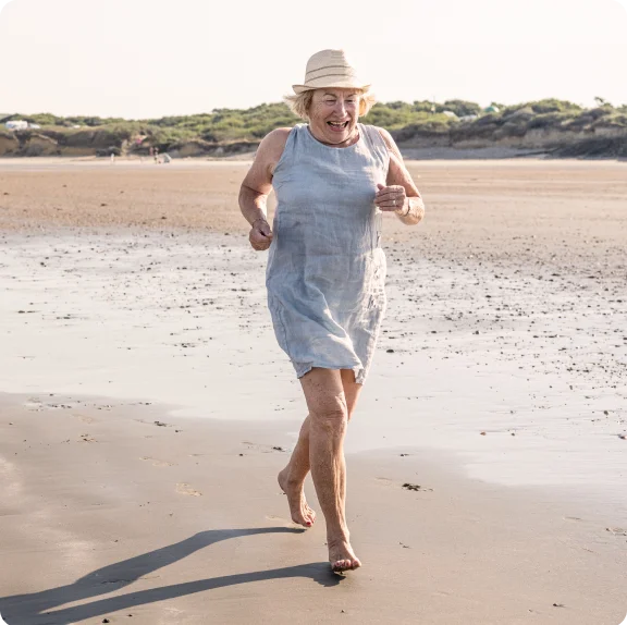 Una persona corriendo en una playa.