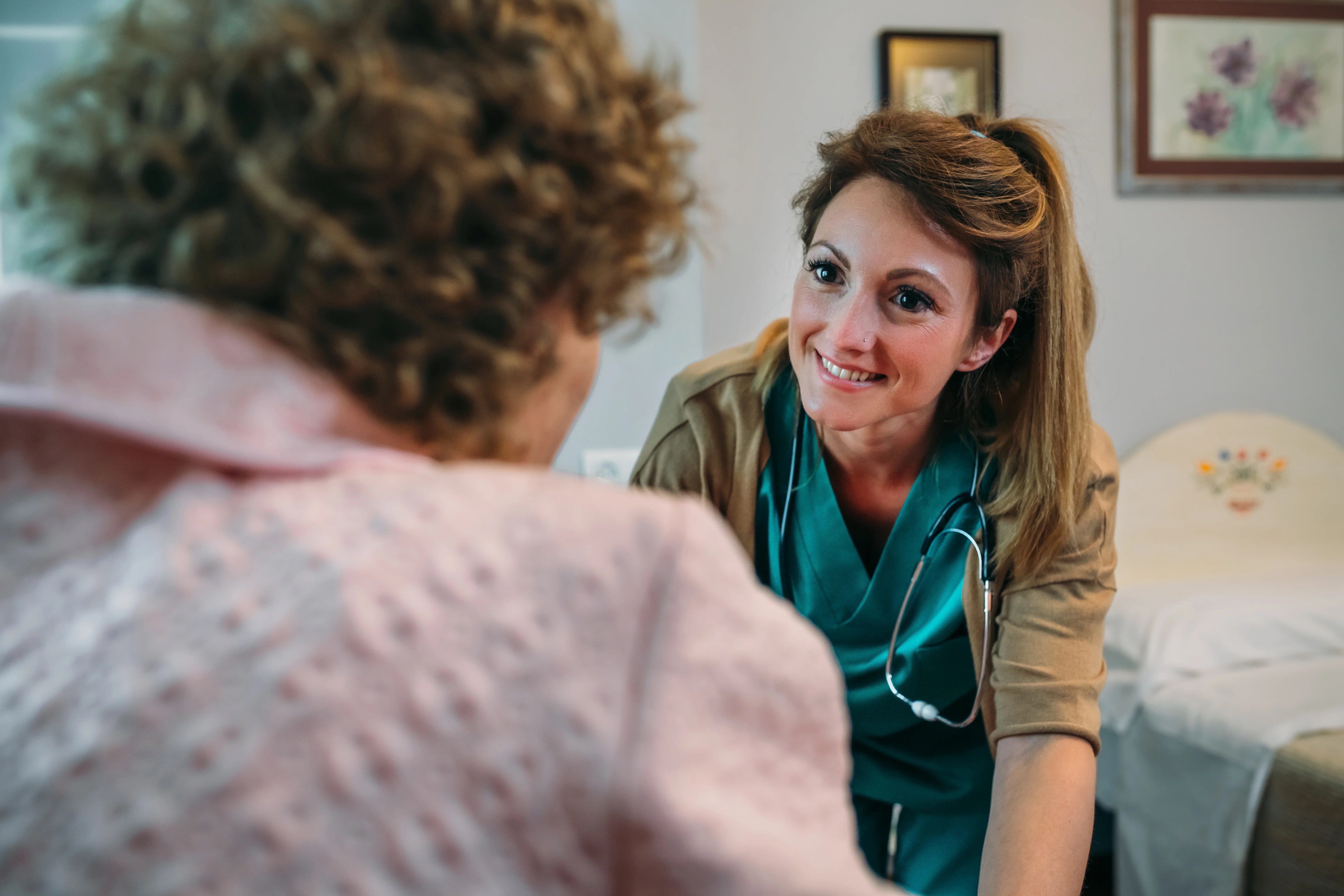 en sjukskötare som talar med en patient