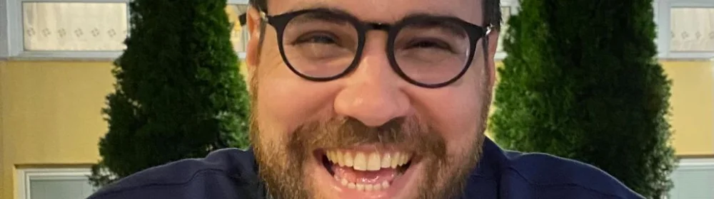 Un uomo che porta gli occhiali