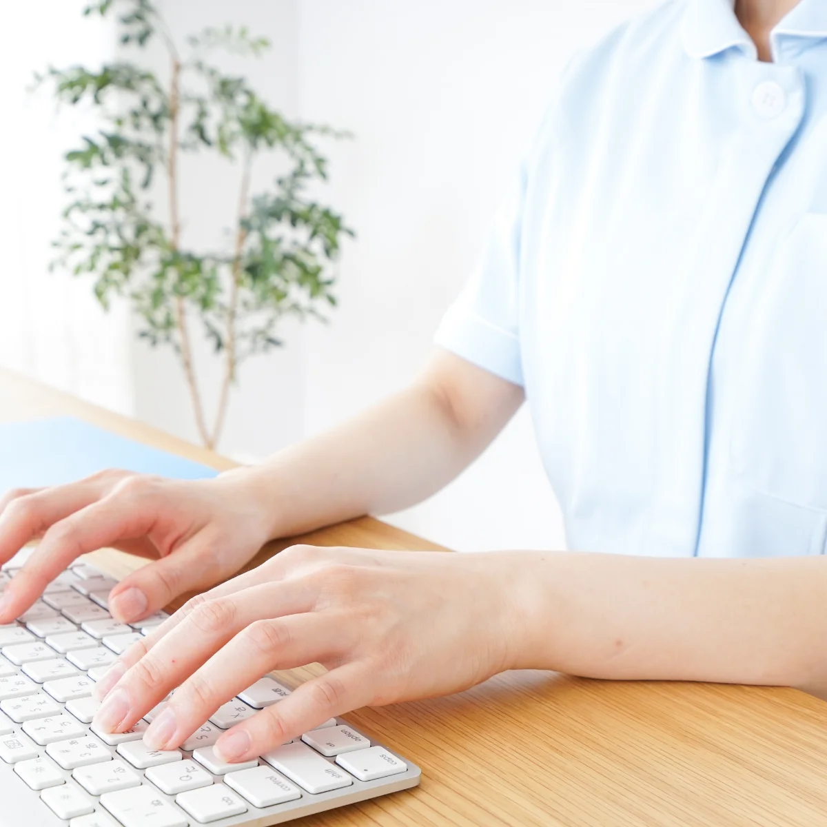Eine Nahaufnahme einer Person, die auf einer Tastatur tippt.