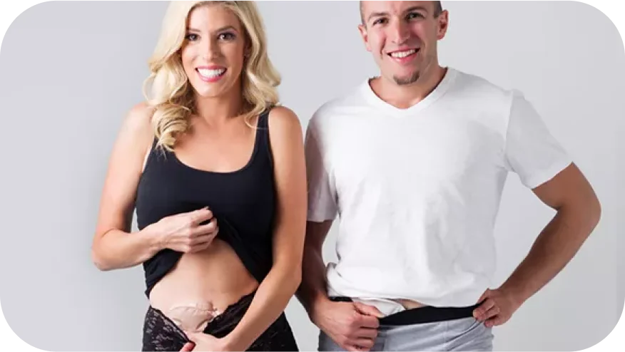 En man och en kvinna visar upp Ostomysecrets® lösningar.