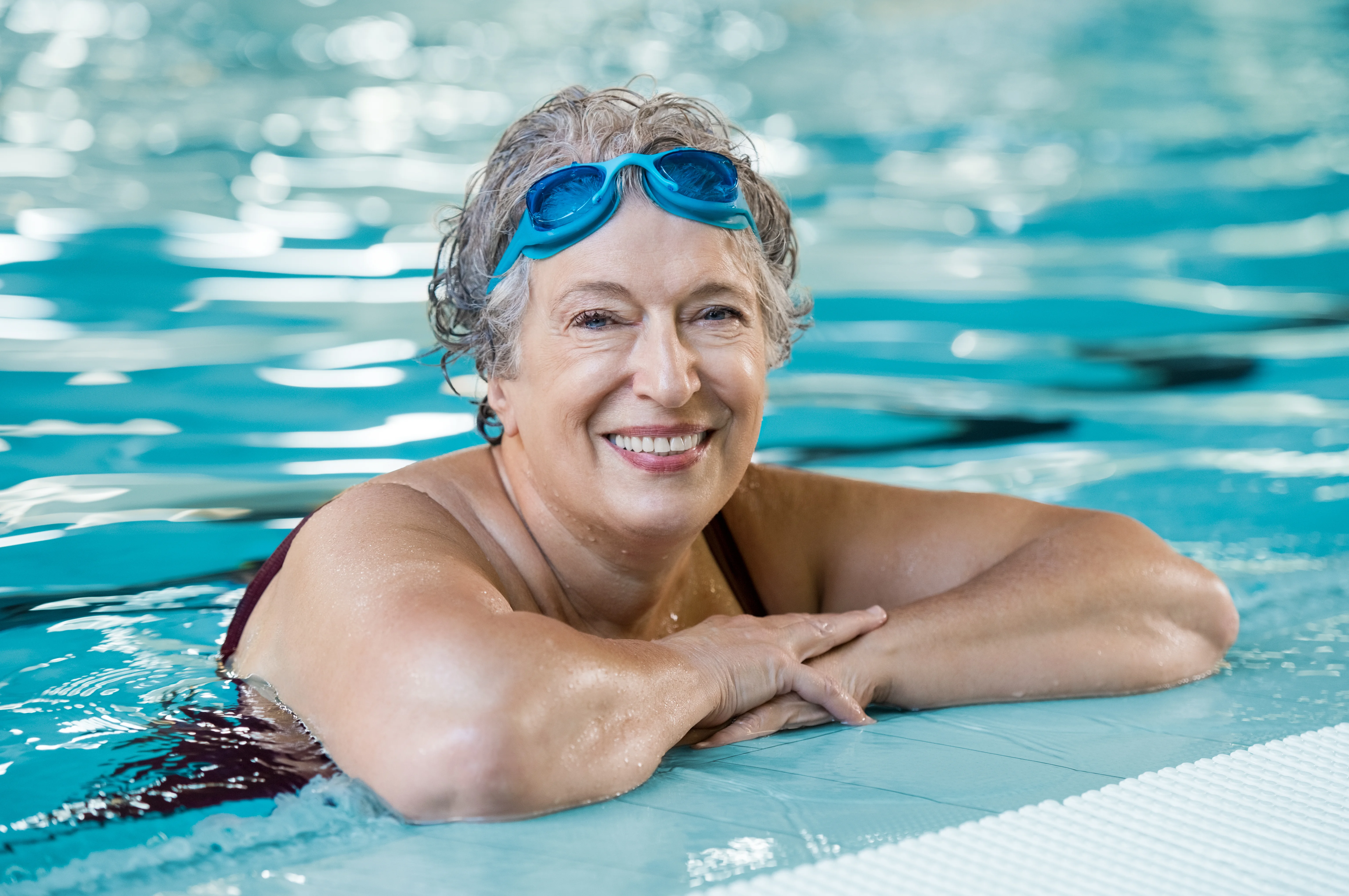 Une femme dans une piscine