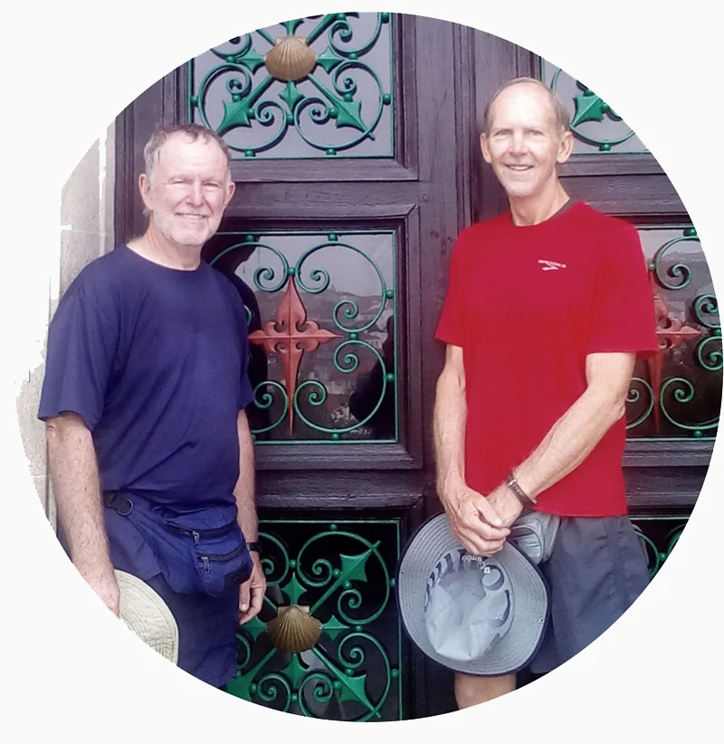 deux hommes debout près d’une porte