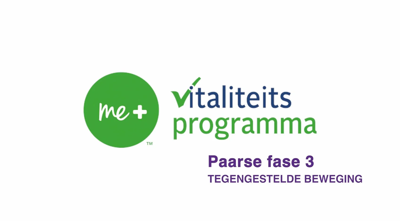 Een vrouw die een oefening op de vloer doet