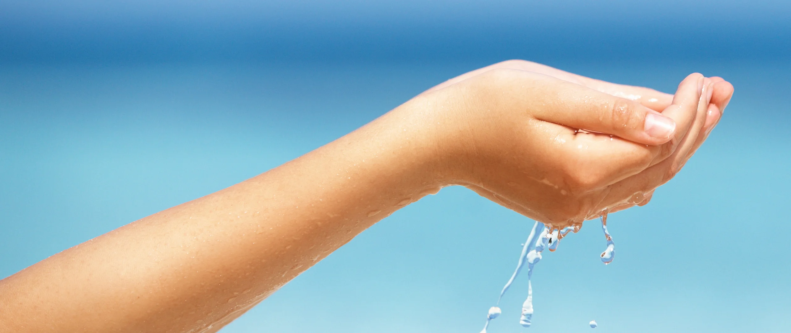 una mano sosteniendo una cadena de agua